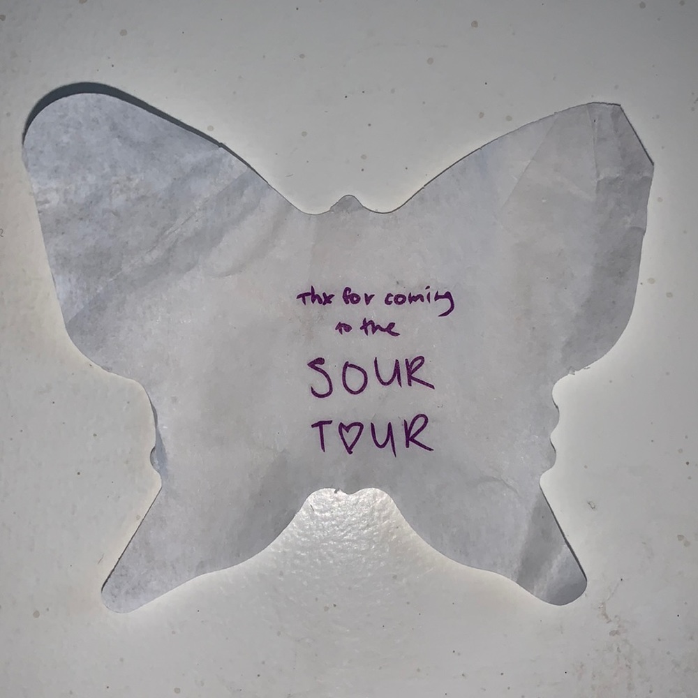 Olivia Rodrigo thx for coming to SOUR TOUR confetti